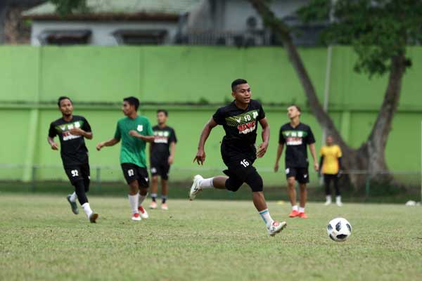 LATIHAN: Skuad PSMS Medan saat menjalani sesi latihan di Stadion Mini Kebun Bunga Medan, belum lama ini. Malama ini (21/2), PSMS menjalani laga ujicoba kontra Persiraja Banda Aceh di Stadion Harapan Bangsa, Banda Aceh.