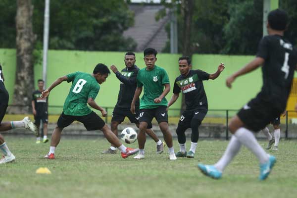 LATIHAN: Gelandang PSMS Medan Elina Soka (2 dari kanan) saat berlatih bersama tim di Stadion Mini Kebun Bunga Medan, belum lama ini.
