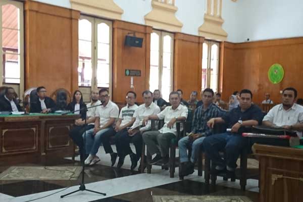 ist TERDAKWA: Delapan terdakwa kasus dugaan korupsi Pengerjaan UPBU Lasondre Nisel, menjalani sidang perdana di Pengadilan Tipikor Medan, Senin (24/2).