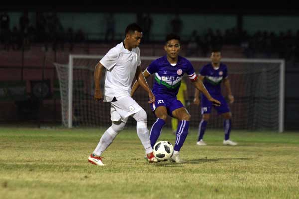 KUASAI BOLA: Pemain PSMS Medan saat menghadapi pemain Felda United pada gelaran Edy Rahmayadi Cup di Stadion Teladan Medan, beberapa waktu lalu.