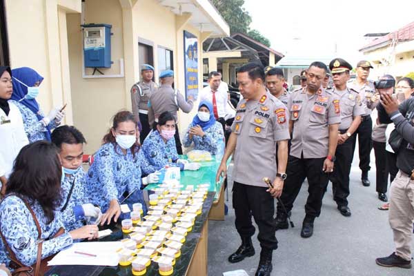 TES URINE: Kapolres Sergai AKBP Robin Simatupang mengecek hasil tes urine personel Polres Sergai, Senin (17/2).