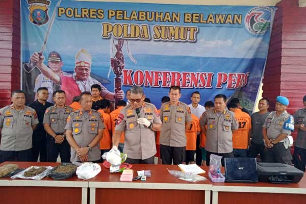 PAPARKAN: Kapolda Sumut, Irjend Pol Martuani Sormin didampingi Kapolres Pelabuhan Belawan, AKBP M R Dayan menyampaikanm ke media terkait pengungkapan kasus kejahatan di wilayah hukum Polres Belawan, Jumat (21/2).