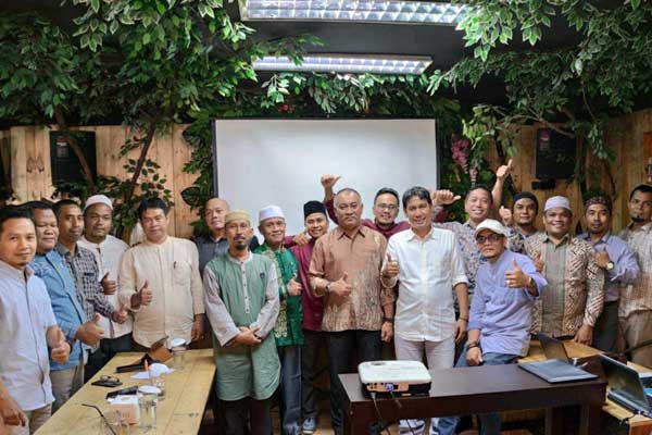 BERSAMA: Panitia dan Alumni Abituren Pesantren Musthafawiyah foto bersama di Hotel Danau Toba Internasional Medan, Sabtu (15/2).