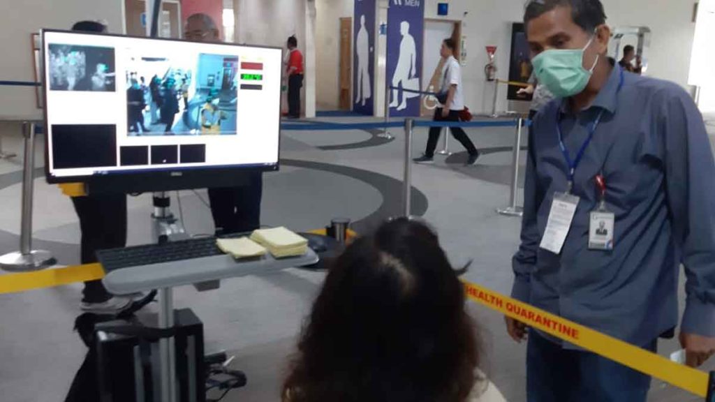 SIDAK: Kepala Ombudsman RI Perwakilan Sumut, Abyadi Siregar memakai masker saat melakukan sidak di Bandara Kualanamu terkait antisipasi virus corona.
