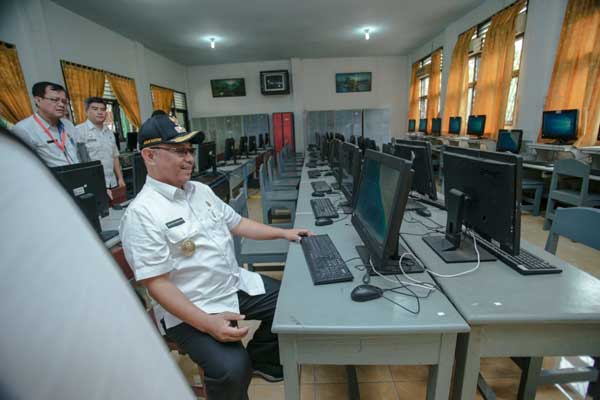 TINJAU Plt Wali Kota Medan Akhyar Nasution mengecek komputer yang akan digunakan peserta ujian SKD CPNS 2019 saat meninjau lokasi ujian di SMPN 1 Medan, Kamis (13/2). Pemko Medan akan melaksanakan ujian SKD mulai hari ini, Sabtu (15/2).