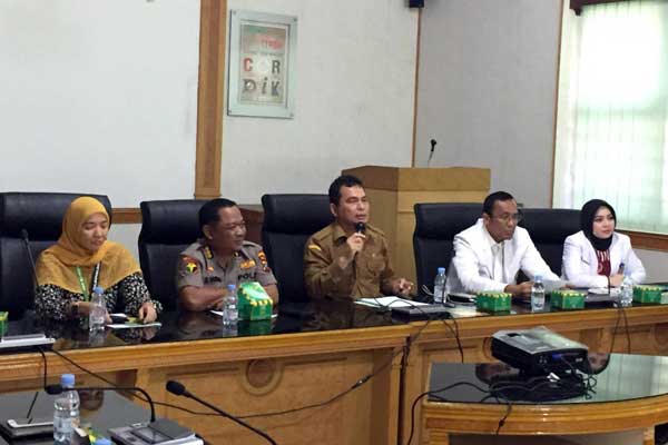 TEMU PERS: Kadis Kesehatan Sumut, Alwi Mujahid Hasibuan (kiri) saat konferensi pers terkait virus corona di Medan, Selasa (11/2).