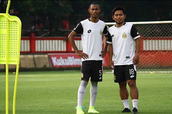 BERLATIH: Andik Vermansah (kanan) dan Ruben Sanadi dalam latihan pramusim Bhayangkara FC.