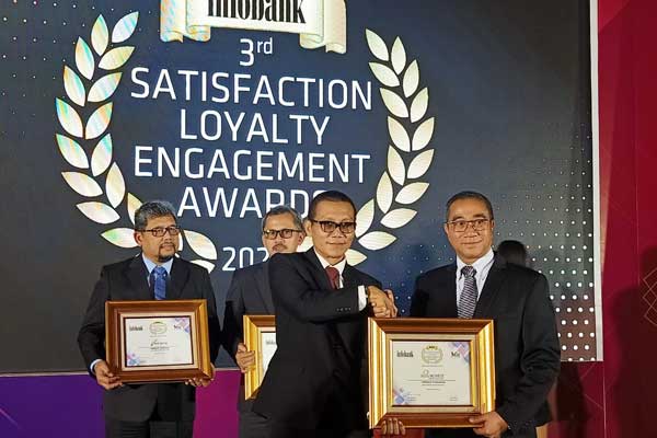 TERIMA: Direktur Operasional PT Bank Sumut Rahmat Fadillah Pohan menerima penghargaan ‘Satisfaction, Loyalty, and Engagement Awards 2020’ dari Direktur Biro Riset Majalah Infobank Eko B Supriyanto pada ‘3rd Satisfaction, Loyalty, and Engagement Awards 2020’ di Financial Hall, Graha CIMB Niaga, Jakarta, Kamis (20/2).