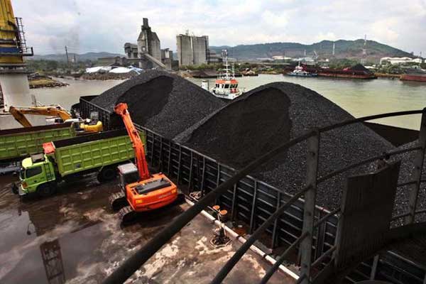 BATU BARA: Aktivitas pengiriman tambang batu bara dengan menggunakan kapal laut.