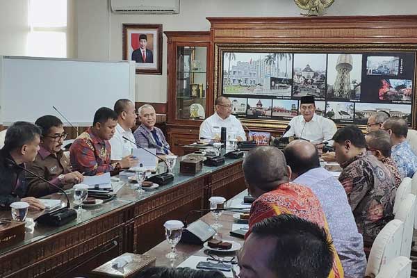 RAPAT: Gubsu, Edy Rahmayadi, Plt Wali Kota Medan,r H Akhyar Nasution MSi dan lainnya, saat Rapat Pemaparan Terkait Bangunan Warenhuis di Jalan Hindu, di Kantor Gubernur Sumut, Kamis (13/2).  