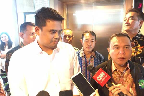 WAWANCARA: Bobby Nasution (kiri) saat diwawancarai wartawan.