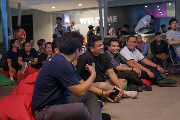 NOBAR: Bobby Nasution (dua kiri) menonton bareng film garapan Anak Medan di Halaman Kopi Jolo Jalan Cik Ditiro Medan, Sabtu (15/2)