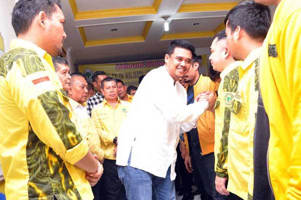 BERSALAMAN: Bobby Nasution menyalami kader Golkar usai mendaftar di kantor Golkar Medan, beberapa waktu lalu.