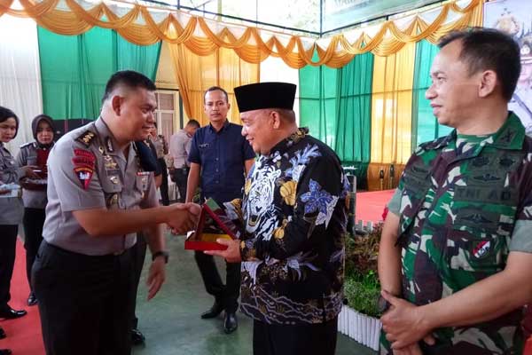  CENDERAMATA: Bupati Langkat, Terbit Rencana  PA memberikan cenderamata plakat kepada Kapolres AKBP Edi Suranta Sinulingga dan Kapolres Langkat, AKBP Doddy Hermawan SIK. Ilyas Effendy/ Sumut Pos