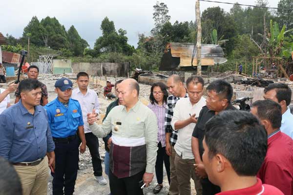 BINCANG: Bupati Taput Drs Nikson Nababan, MSi Pimpinan OPD, Camat Pangaribuan, David Nainggolan saat meninjau lokasi pascakebakaran di Batu Manumppak Pangaribuan, Jumat (14/2).