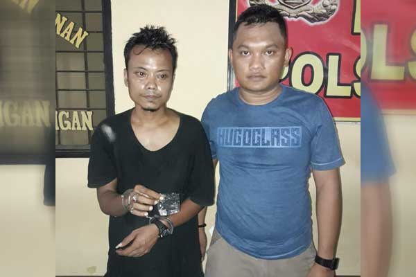 BARANG BUKTI: Hidayat (30) alias Dayat tersangka sabu, menunjukan barang bukti sabu di Mapolsek Perbaungan, Sabtu (15/2).