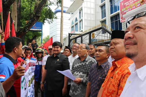 AKSI: Elemen buruh di Sumut kembali melakukan aksi menyuarakan penolakan terhadap RUU Omnibus Law Cipta Lapangan Kerja, di depan Gedung DPRD Sumut, Rabu (13/2). prans Hasibuan/sumu tpos