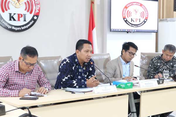 KONSULTASI: Ketua Komisi A DPRD Sumut Hendro Susanto (dua kiri) saat pertemuan dengan KPI Pusat. di Jakarta untuk berkonsultasi terkait seleksi komisioner KPID Sumut dan konten lokal, Kamis (13/2).