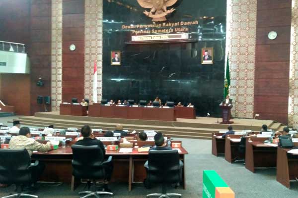PARIPURNA: Ketua Badan Propemperda DPRD Sumut, Muhammad Subandi menyampaikan usulan Propemperda 2020 dalam Paripurna DPRDSU, Selasa (4/2). prans/sumut pos