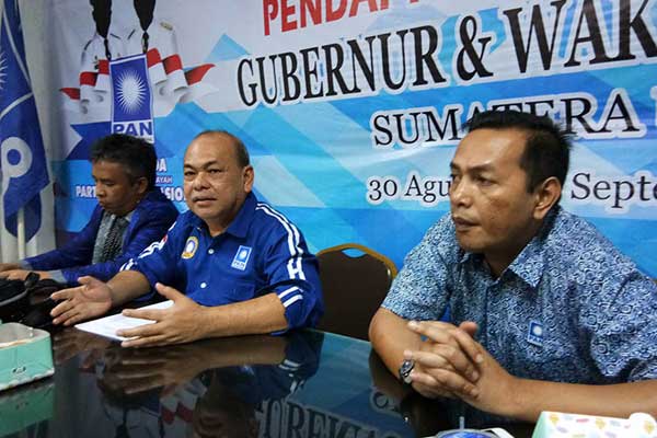 LEGAWA: Ketua DPW PAN Sumut Yahdi Khoir Harahap (tengah), saat memberikan keterangan kepada wartawan, beberapa waktu lalu. DPW PAN Sumut legawa meski Mulfachri Harahap gagal menjadi ketua umum.