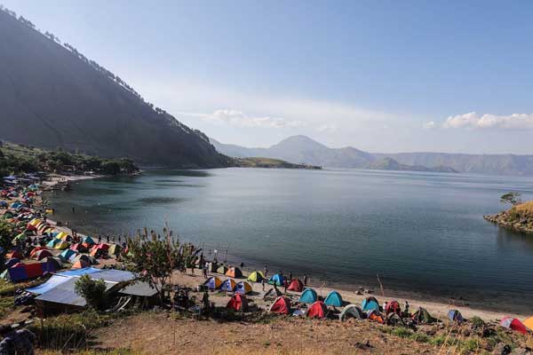 TENDA: Wisatawan mengikuti kegiatan festival 1000 tenda di pinggiran Danau Toba, beberapa waktu lalu.