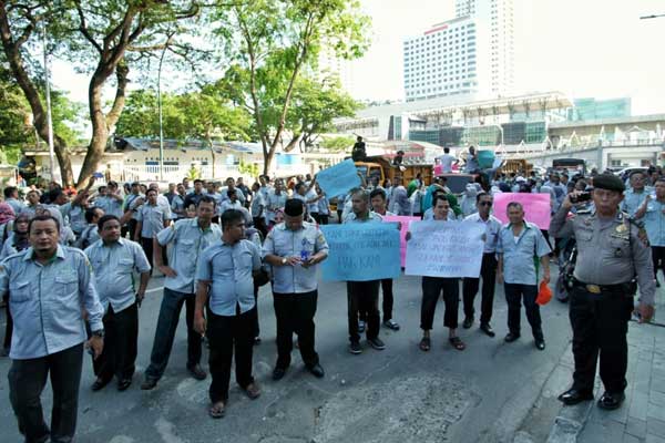 PROTES: Ratusan massa yang tergabung dalam Serikat Pegawai Perusahaan Pasar (SP3M) dan seluruh pegawai dan Pekerja Harian Lepas (PHL) Kebersihan PD Pasar Kota Medan, datangi ke kantor Bank Mandiri Cabang Pulau Pinang, Senin (24/2). markus pasaribu/sumut pos