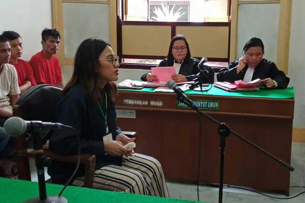 DIDAKWA: Rika Rosario Nainggolan, terdakwa kasus penganiayaan menjalani sidang dakwaan di PN Medan, Rabu (26/2).