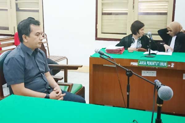 PEMBELAAN: Sidang kasus penelantaran Istri, dr Iman Surya sampaikan pembelaan di PN Medan, Selasa (18/2). agusman/ SUMUT POS