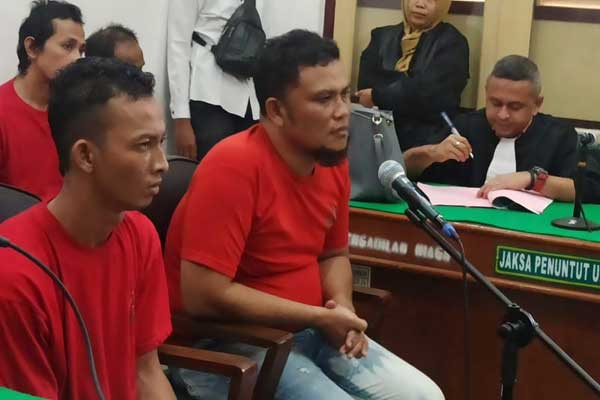 TERDAKWA: Dua terdakwa kurir ganja seberat 39 kg, menjalani sidang putusan, Rabu (5/2). agusman/SUMUT POS