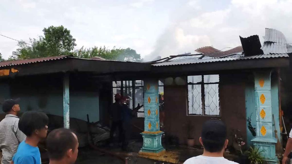 TERBAKAR: Petugas pemadam kebakaran dan warga berusaha memadamkan api yang melahap ruko Rayun Habeahan di Dusun Lae Mbulan, Kelurahan Panji Dabutar, Kecamatan Sitinjo, Kabupaten Dairi.
RUDY SITANGGANG/SUMUT POS