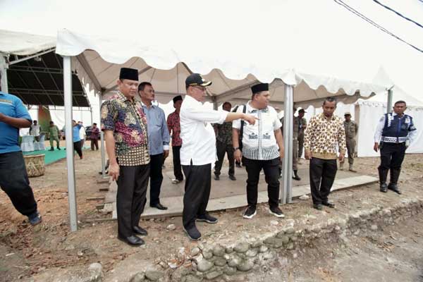 TINJAU: Plt Wali Kota Medan, Ir H Akhyar Nasution MSi, meninjau lokasi MTQ di Jalan Ngumban Surbakti. istimewa/sumut pos