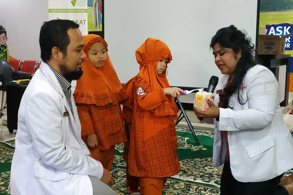 EDUKASI: Anak-anak TK Jabal Rahmah Mulia , diedukasi dokter gigi tentang pentingnya perawatan gigi untuk mencegah lubang pada gigi, yang digelar di The Clinic Beautylosophy Jalan Sekip, Medan, Kamis (14/2). 