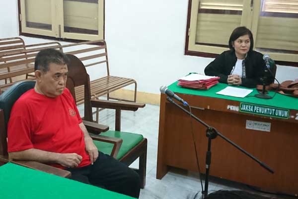 DITUNUT: HM Hasan terdakwa kasus penipuan menjalani sidang tuntutan,di Pengadilan Negeri Medan, Rabu (19/2).