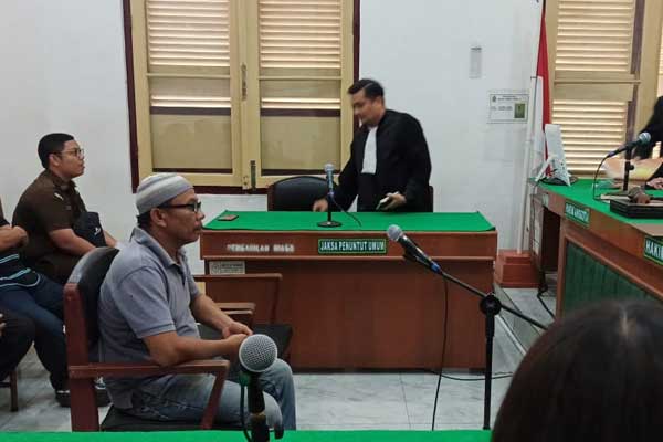 VONIS: Mazidul Hasmi, mantan Kades Pertumbukan menjalani sidang putusan, Jumat (21/2).