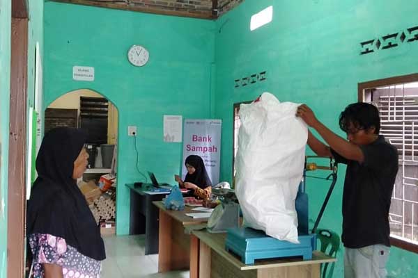 TIMBANG: Warga melakukan penimbangan sampah.