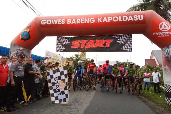 GOWES: Bupati Langkat, Terbit Rencana PA melepas peserta Gowes bersama Kapoldasu Irjen Pol Martuani Sormin di halaman Polsek Sei Bingei, Kabupaten Langkat, Jumat (7/2). ILYAS EFFENDY/ SUMUT POS