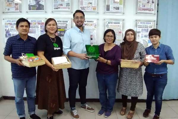 BERKUNJUNG: Regional Corporate Affairs Gojek, Michael Reza Say (tiga kiri), didampingi Head Regional areal Sumbagut, Dian L Toruan (dua kiri) saat berkunjung ke Kantor Redaksi Sumut Pos, Senin (18/2) sore. agusman/sumutpos