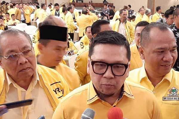 KETERANGAN: Waketum Golkar Ahmad Doli Kurnia memberi keterangan kepada wartawan di Medan, Senin (24/2).