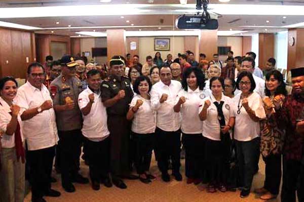 FOTO BERSAMA: Gubsu Edy Rahmayadi bersama Ketua DPRD Sumut Baskami Ginting, Kapolda Matuani Sormin, Kajatisu Amir Yanto dan KKDBI usai diskusi terbuka. 