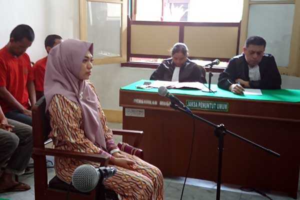VONIS: Febi Nur Amelia, terdakwa kasus pencemaran nama baik menjalani sidang putusan sela di PN Medan, Selasa (11/2). agusman/ SUMUT POS