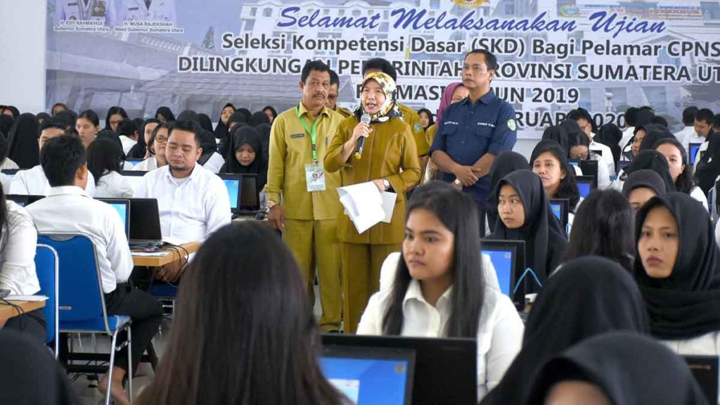 ARAHAN: Sekdaprovsu R Sabrina memberi sambutan sekaligus arahan sesaat sebelum ujian SKD dimulai di Aula BPSDM Sumut, Jl. Ngelengko Medan, Senin (3/2).  PRAN HASIBUAN/SUMUT POS