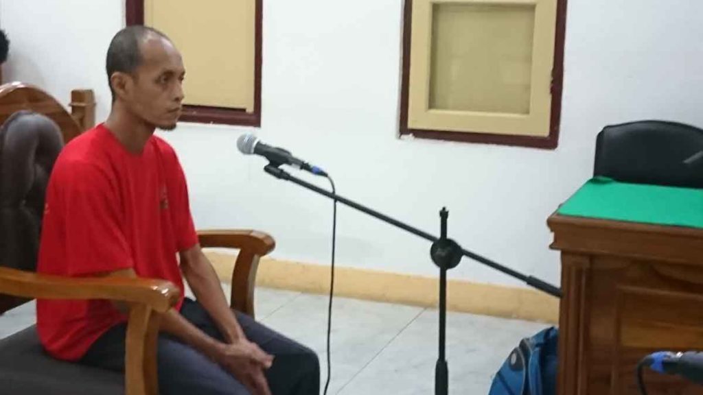TERDAKWA: Indra Kesuma, terdakwa dugaan pemalsuan surat saat menjalani sidang dakwaan di Pengadilan Negeri Medan.