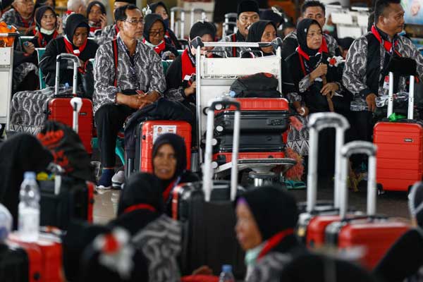 MENUNGGU Ratusan calon jamaah umroh di Terminal 1 Bandara Internasional Juanda di Surabaya saat menunggu kepastian keberangkatan umroh ke Tanah Suci, Makkah, Kamis (27/2).
