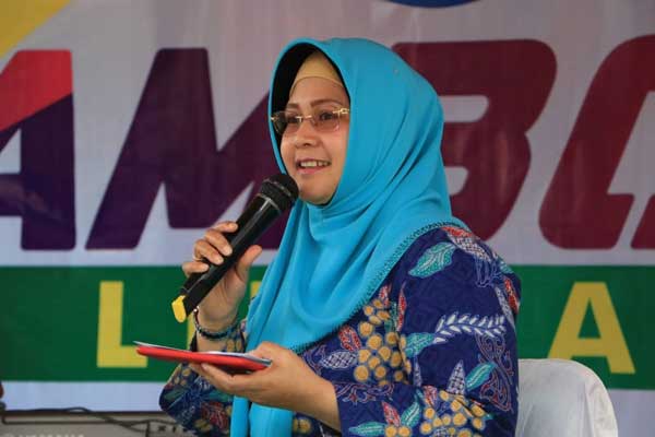 SAMBUTAN: Ketua TP PKK Kota Binjai sekaligus Bunda Literasi, Hj Lisa Andriani Lubis memberikan sambutan pada kegiatan Literasi Tingkat SMPN se-Kota Binjai. tedi/ SUMUT POS