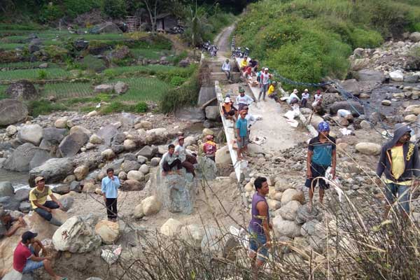 BANGUN JEMBATAN: Masyarakat Desa Paropo 1 Kecamatan Silahisabungan Kabupaten Dairi bergotongroyong membangun jembatan darurat pascabanjir bandang pada November 2019 yang lalu. Jembatan darurat ini untuk membuka akses ke sentra pertanian. RUDY SITANGGANG/SUMUT POS