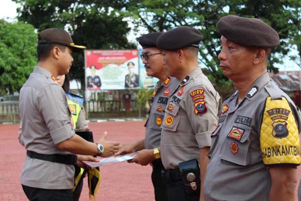 PENGHARGAAN: Kapolres Nias, AKBP Deni Kurniawan, SIk MH secara simbolis menyerahkan penghargaan kepada Polsek Lahewa sebagai Polsek terbaik dari 11 Polsek yang ada di jajaran Polres Nias diterima oleh Kapolsek Lahewa, AKP Arius Zega SH MH, bersama 6 personel Polres Nias yang mempunyai kinerja dan dedikasi baik.