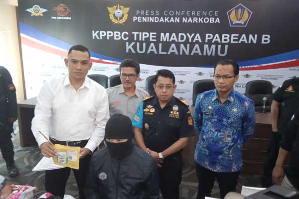 TSK: EO (pakai sebo) tersangka pemesan ganja via online hanya tertunduk diam dihadapan pejabat Kantor KPPBC Tipe Madya Pabean B Kualanamu dan Kepolisian.