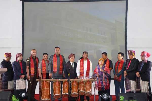 LAUNCHING: Pemukulan gong sebagai peluncuran tahapan Pilkada Tahun 2020 di Kabupaten Tobasa, beberapa waktu lalu.