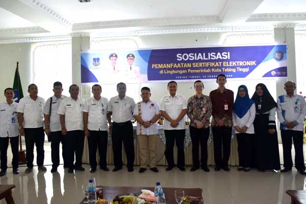 SOPIAN/SUMUT POS DIABADIKAN: Kadis Komimfo Kota Tebingtinggi, Dedi P Siagian, diabadikan bersama narasumber sosialisasi tentang kesuksesan e- Goverment.