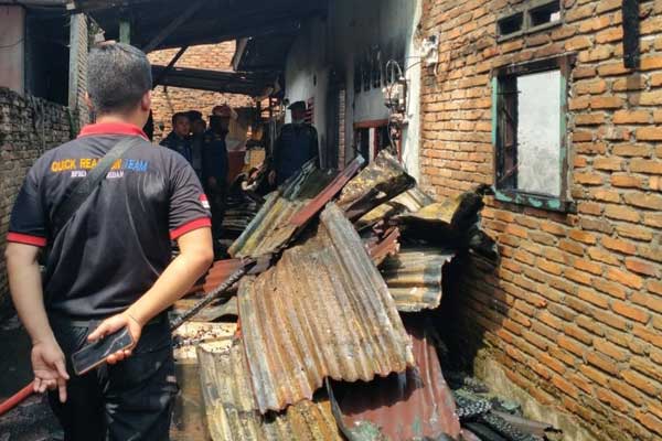 TINGGAL PUING: Dua unit rumah di Jalan Pelajar yang terbakar, kini tinggal puing, Kamis (6/2). Markus/sumut pos